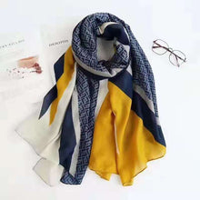 Load image into Gallery viewer, Daisy Floral Tassel Scarf
