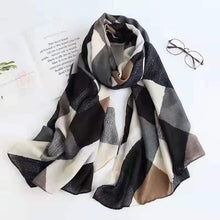 Load image into Gallery viewer, Daisy Floral Tassel Scarf
