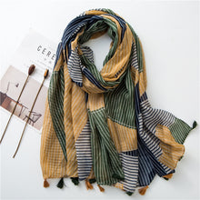 Load image into Gallery viewer, Daisy Floral Tassel Scarf
